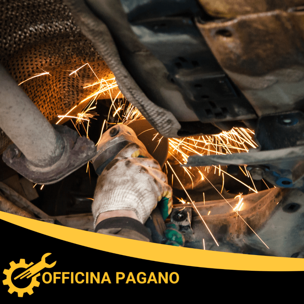 Auto in panne con carro attrezzi per il servizio di emergenza a Fiumefreddo