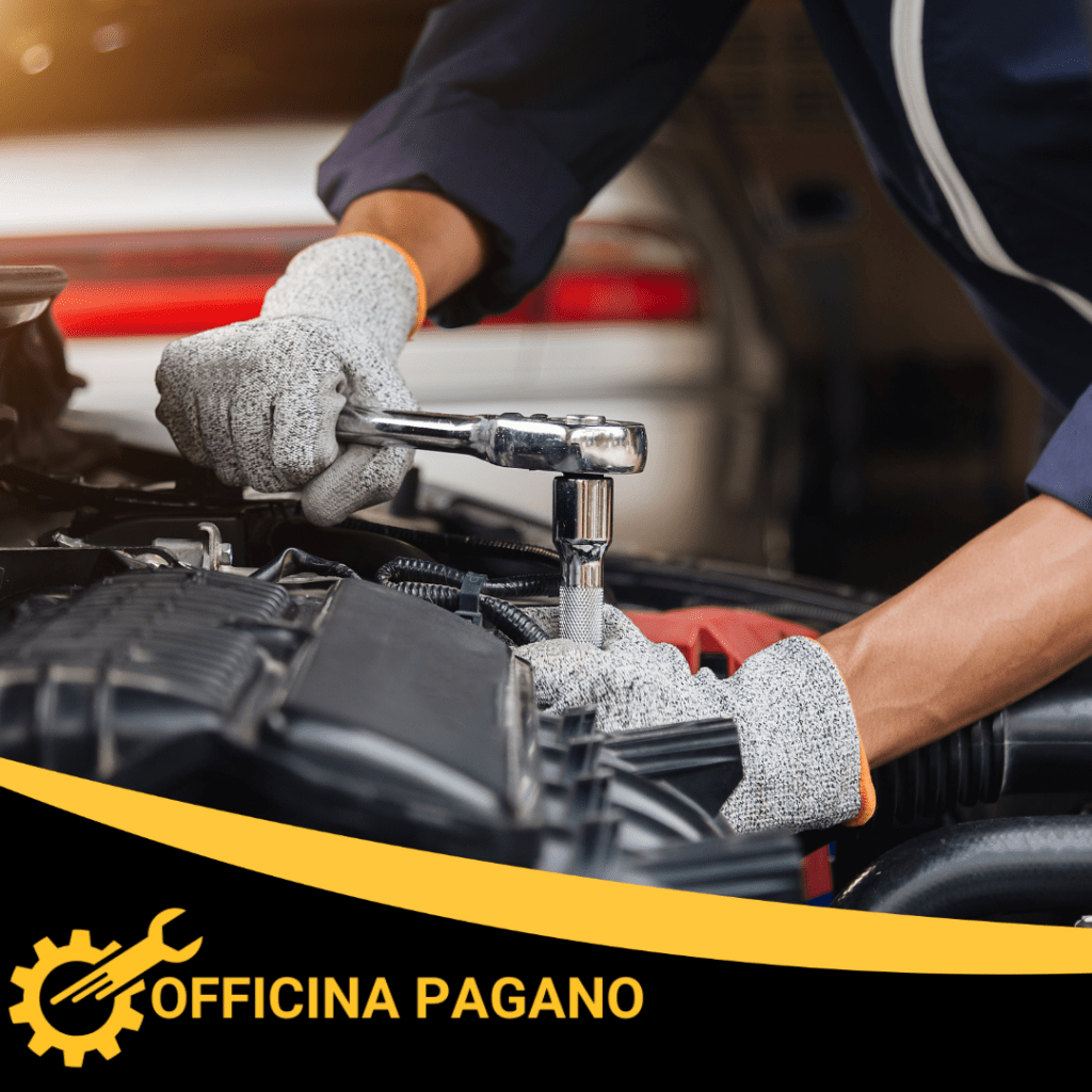 Meccanico che effettua la manutenzione ordinaria su un’auto a Fiumefreddo